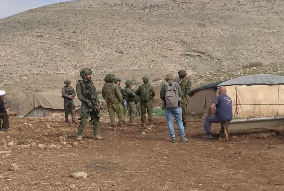 مستوطنون يهدمون خيمة سكنية ويدمرون محاصيل زراعية في خربة الفارسية