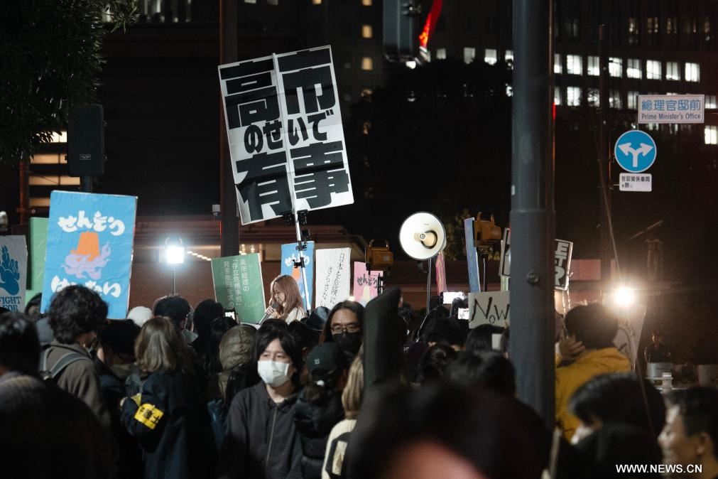 مئات المتظاهرين اليابانيين يطالبون تاكايتشي بالتراجع عن تصريحاتها بشأن تايوان