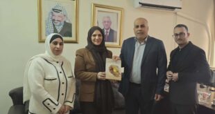 الباحثة د. سارة الشماس تهدي كتابها "المسجد الإبراهيمي بين عراقة التاريخ وتحديات التهويد" للجنة الوطنية الفلسطينية للتربية والثقافة والعلوم