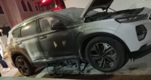 مستوطنون يحرقون مركبتين ويخطون شعارات عنصرية بالطيبة شرق رام الله