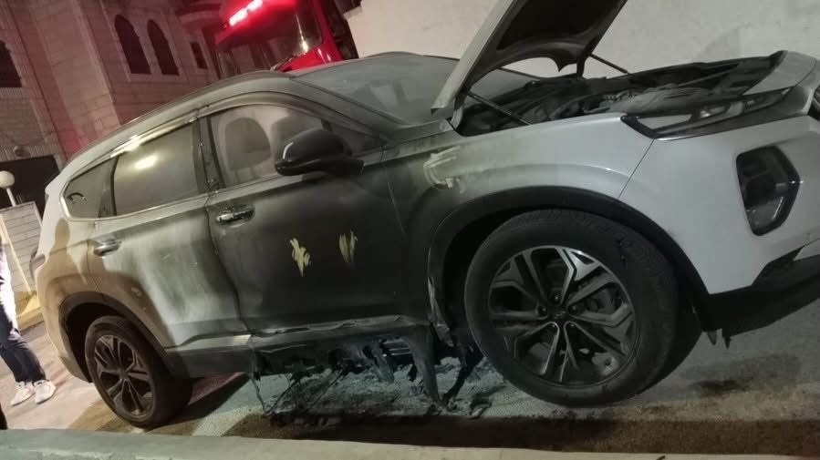 مستوطنون يحرقون مركبتين ويخطون شعارات عنصرية بالطيبة شرق رام الله