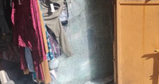 تحطّم واجهة محل في باب الزاوية جرّاء اقتحام قوات الاحتلال الذي أسفر عن استشهاد شابين