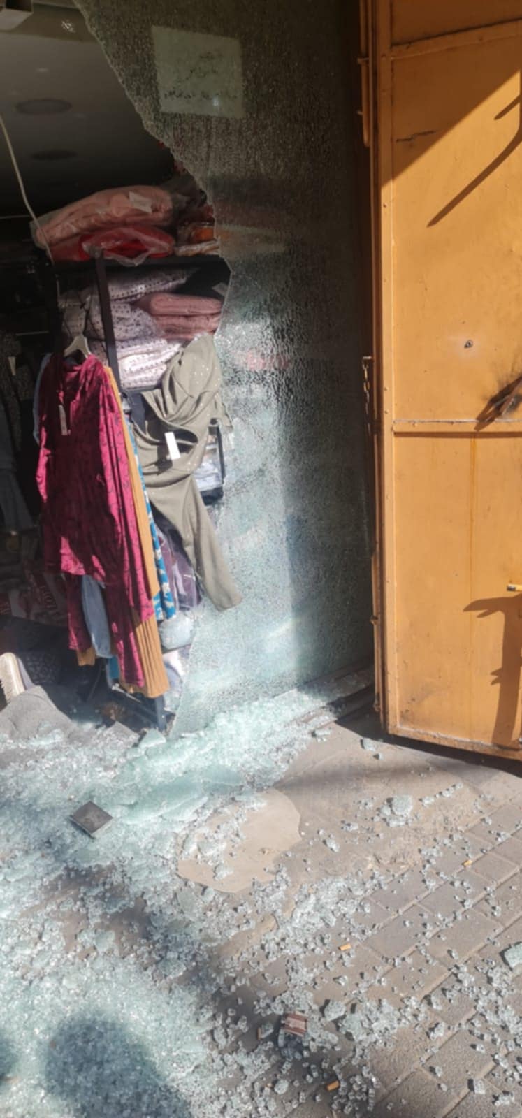 تحطّم واجهة محل في باب الزاوية جرّاء اقتحام قوات الاحتلال الذي أسفر عن استشهاد شابين