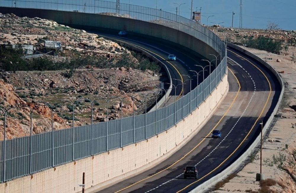 جيش الاحتلال يشرع بإقامة جدار فصل جديد في عمق منطقة الأغوار الشمالية
