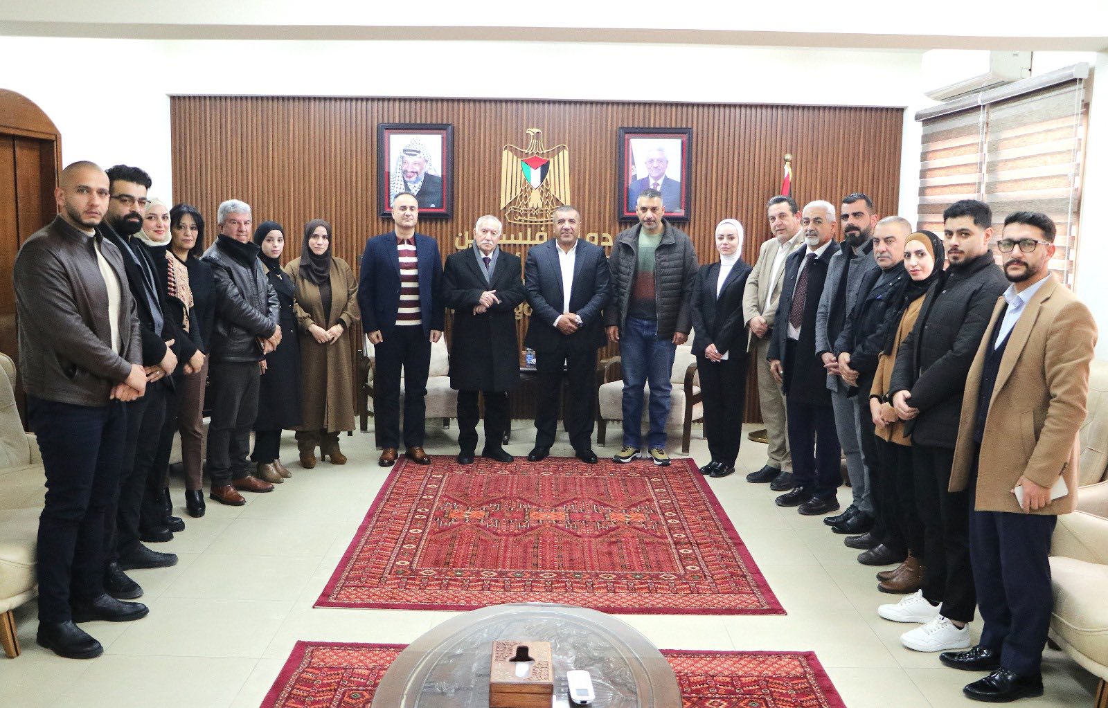 محافظ الخليل يستقبل وفداً من دائرة حقوق الإنسان في منظمة التحرير الفلسطينية