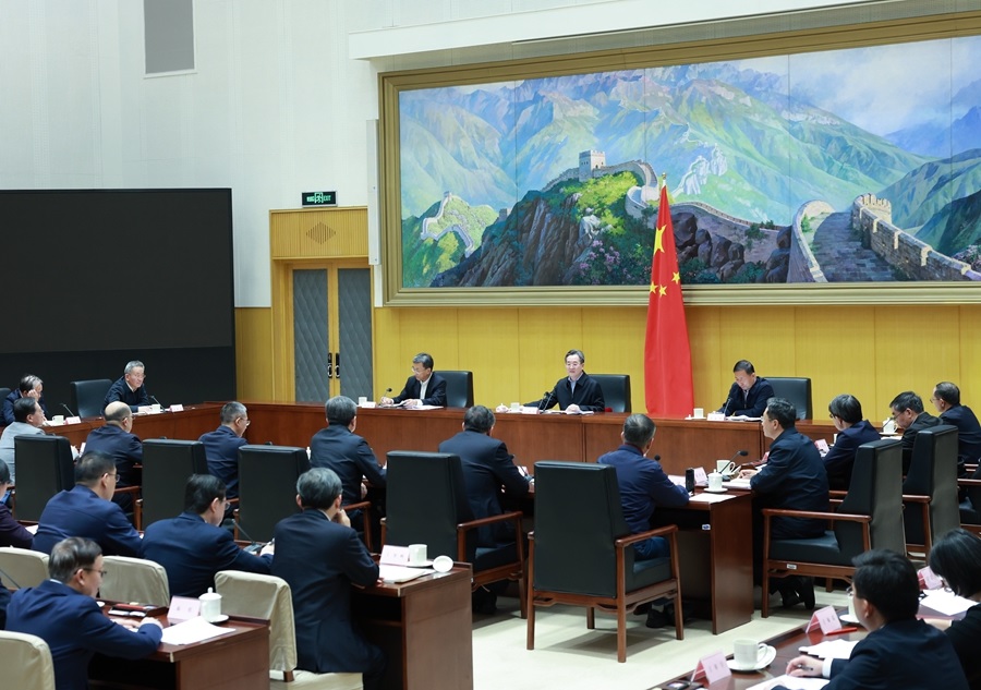 نائب رئيس مجلس الدولة الصيني يحث على تعزيز جهود تأهيل مهندسين متميزين
