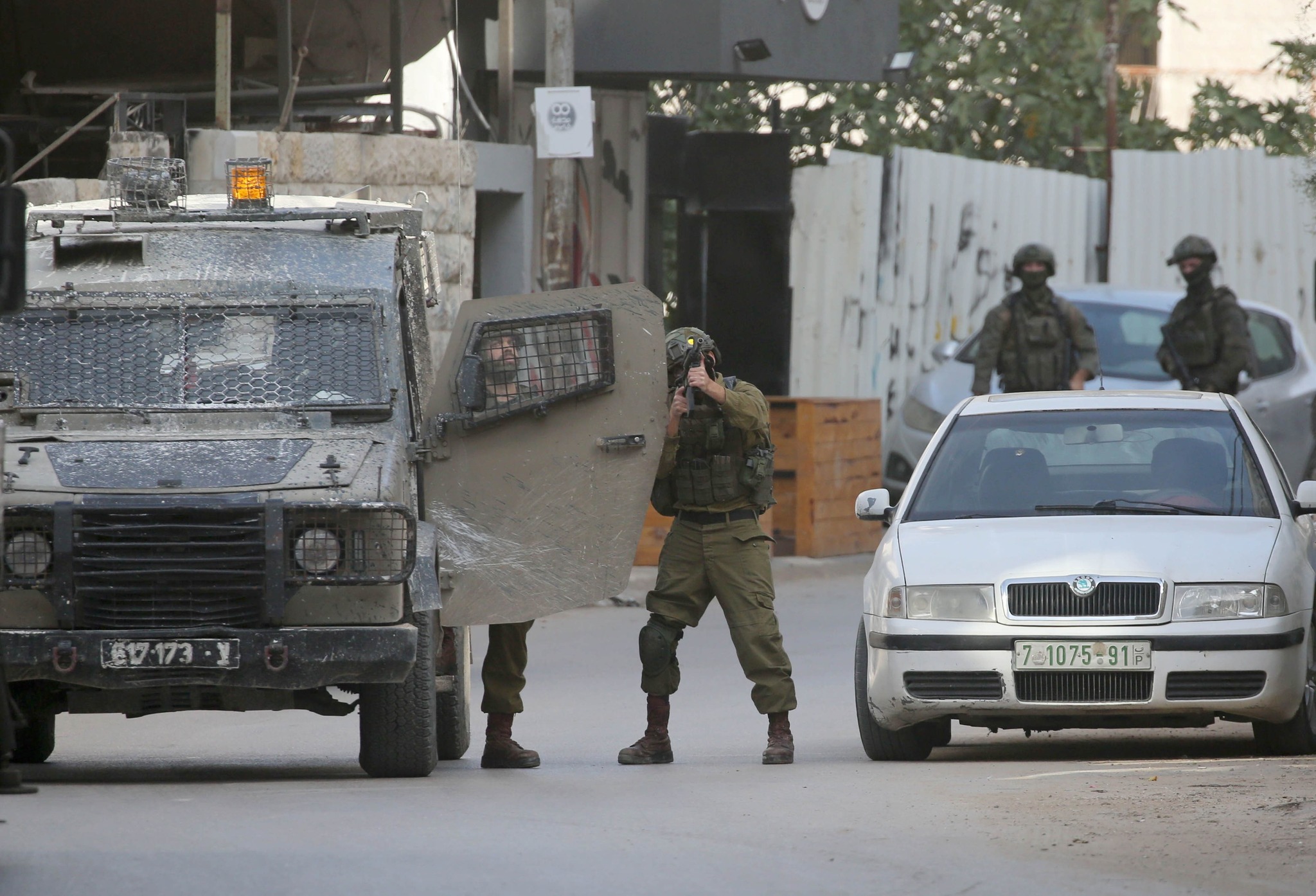 الاحتلال يعتقل 4 مواطنين من قرية النبي صالح شمال رام الله