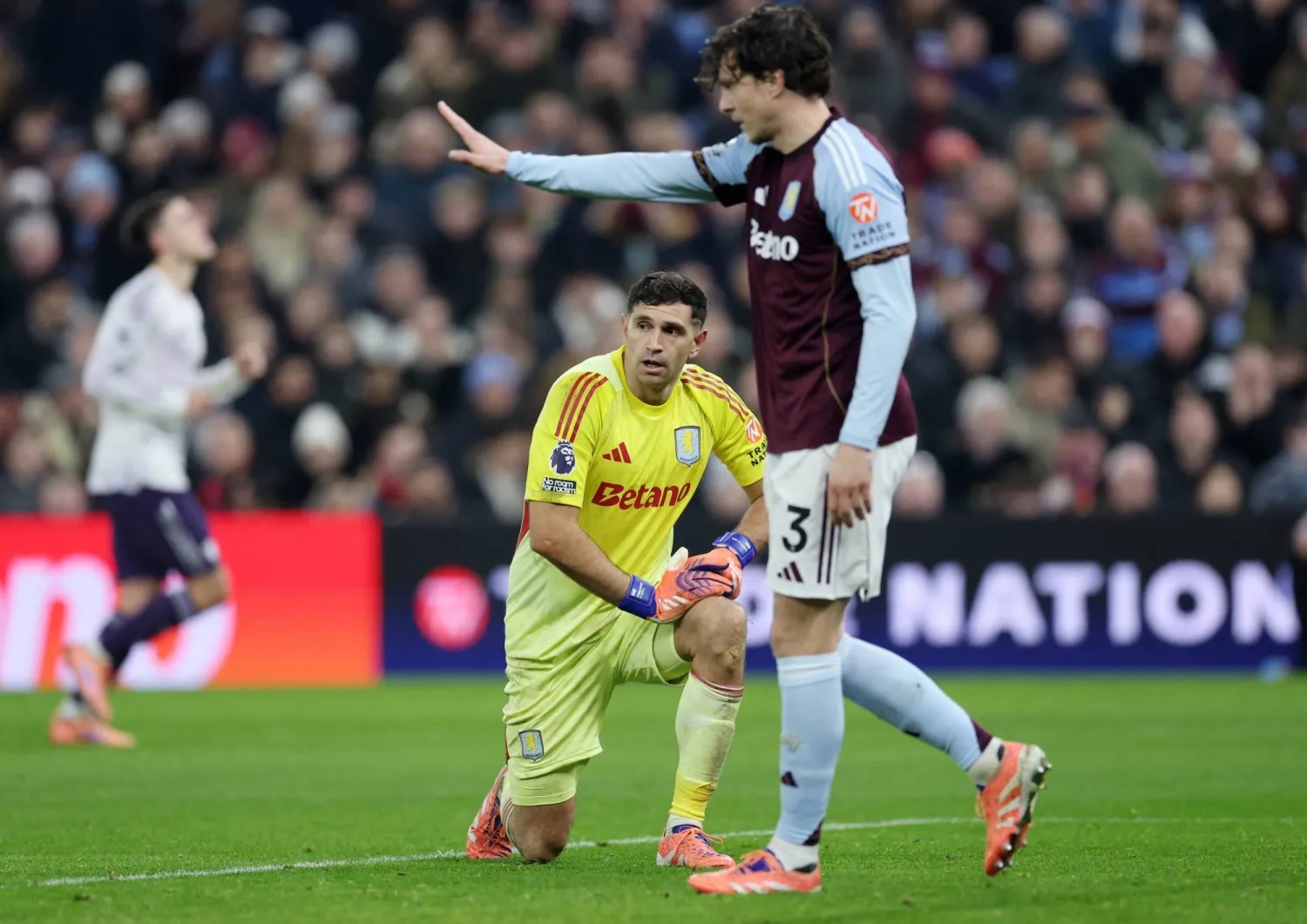 لينديلوف لاعب أستون فيلا: مستعدون لتحديات الكريسماس