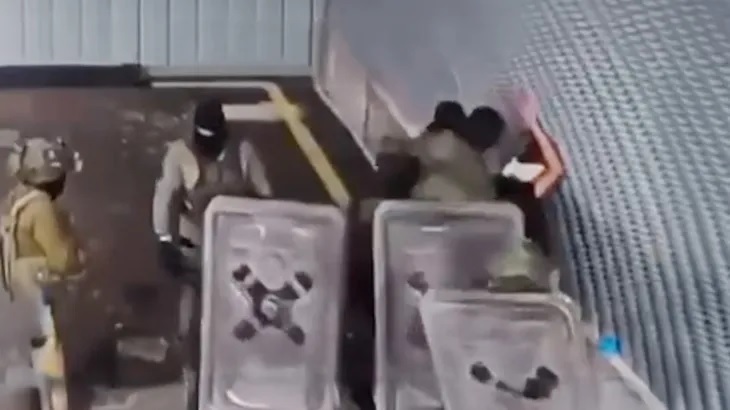 صحافي يقدم شهادة مروعة حول تعرضه للاغتصاب في سجون الاحتلال