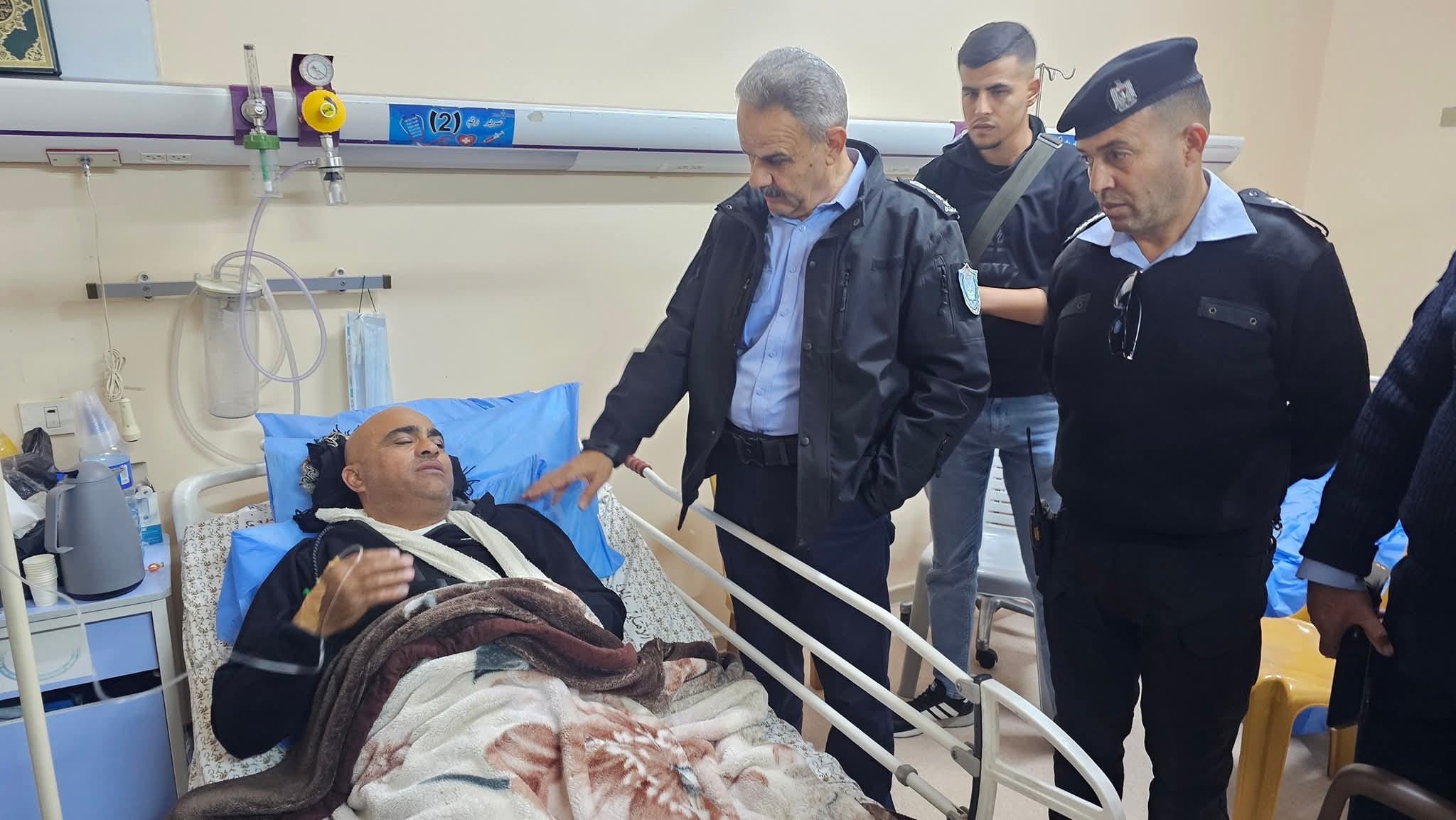 اللواء علام السقا يهاتف الرائد بسام البطاط للاطمئنان على صحته بعد تعرضه للدهس في الخليل