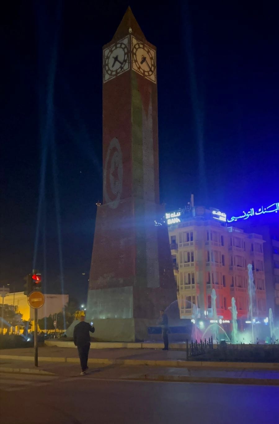 بحضور السفير رامي القدومي والسيد عماد بوخريص والي تونس .. إضاءة ساحة الساعة بألوان العلمين الفلسطيني والتونسي