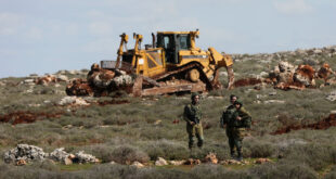 مستوطنون يشقون طرقا ترابية في الأغوار الشمالية