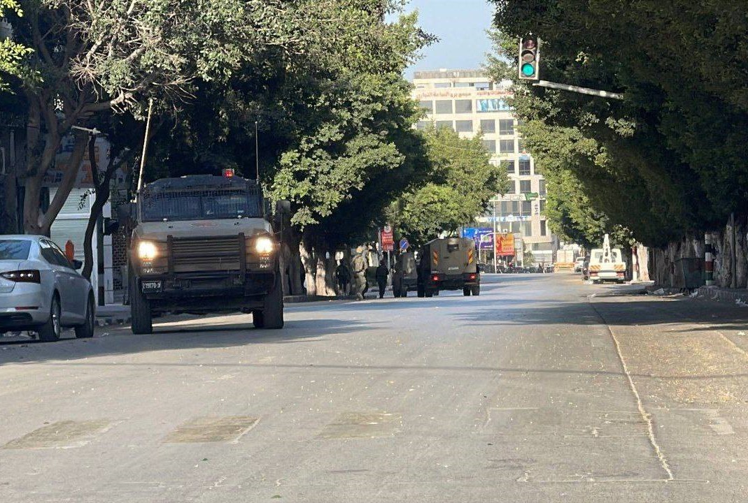 جيش الاحتلال يحاصر منزلا في البلدة القديمة بنابلس