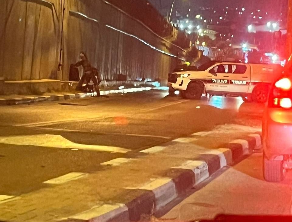 إصابة عاملين فلسطينيين برصاص الاحتلال قرب الجدار في بلدة الرام شمال القدس
