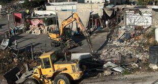 الاحتلال يهدم منشأة تجارية في حزما شمال القدس