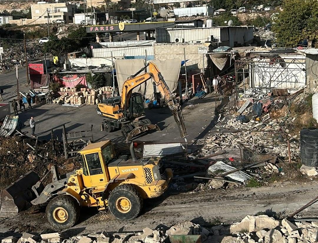 الاحتلال يهدم منشأة تجارية في حزما شمال القدس