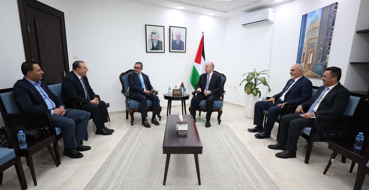 محمد مصطفى يلتقي مدير عام الشركة الأردنية الفلسطينية للتسويق الزراعي