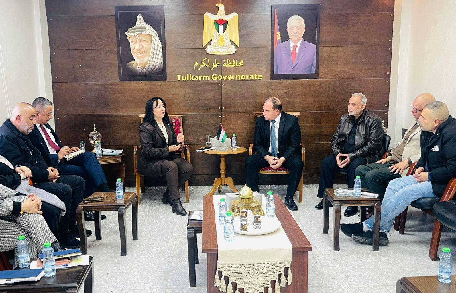 اللواء عبد الله كميل وسماح حمد يجتمعان مع اللجان الشعبية لخدمات مخيمات طولكرم ونور شمس وجنين