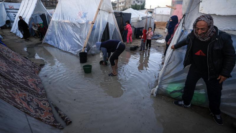 غرق مئات خيام النازحين في قطاع غزة مع اشتداد تأثير المنخفض الجوي