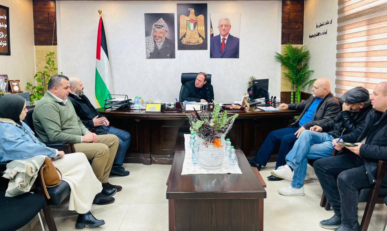 اللواء د. كميل يستقبل وفداً من دائرة طولكرم الانتخابية في إطار تقديم عرض عن قانون الانتخابات المحلية الجديد