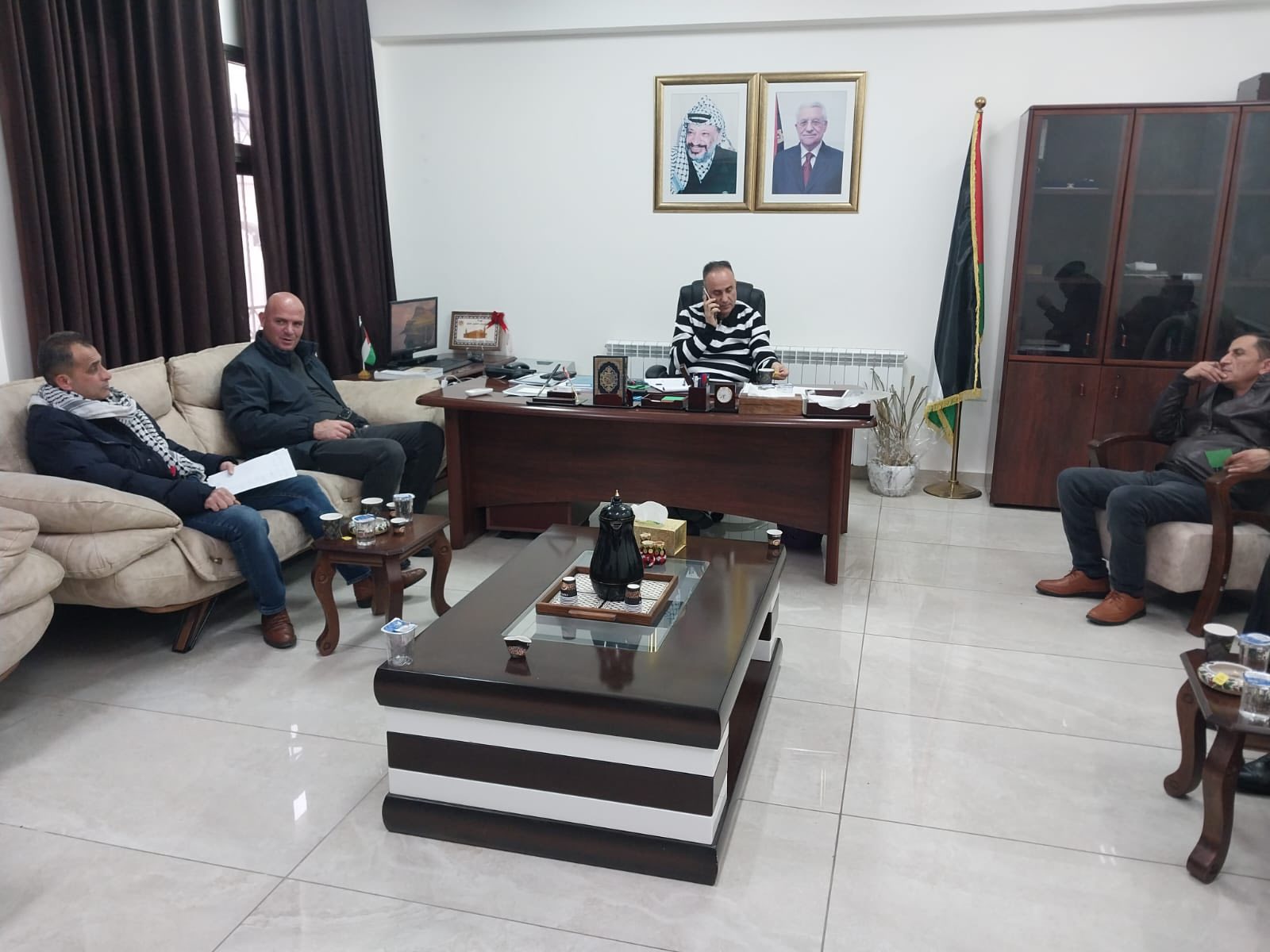 التوجيه السياسي يشارك في اجتماع لجنة السلم الأهلي الفرعية في الخليل
