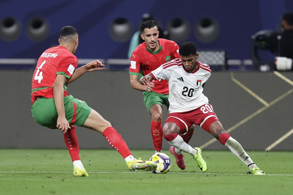 المغرب يتجاوز الإمارات بثلاثية ويبلغ نهائي كأس العرب