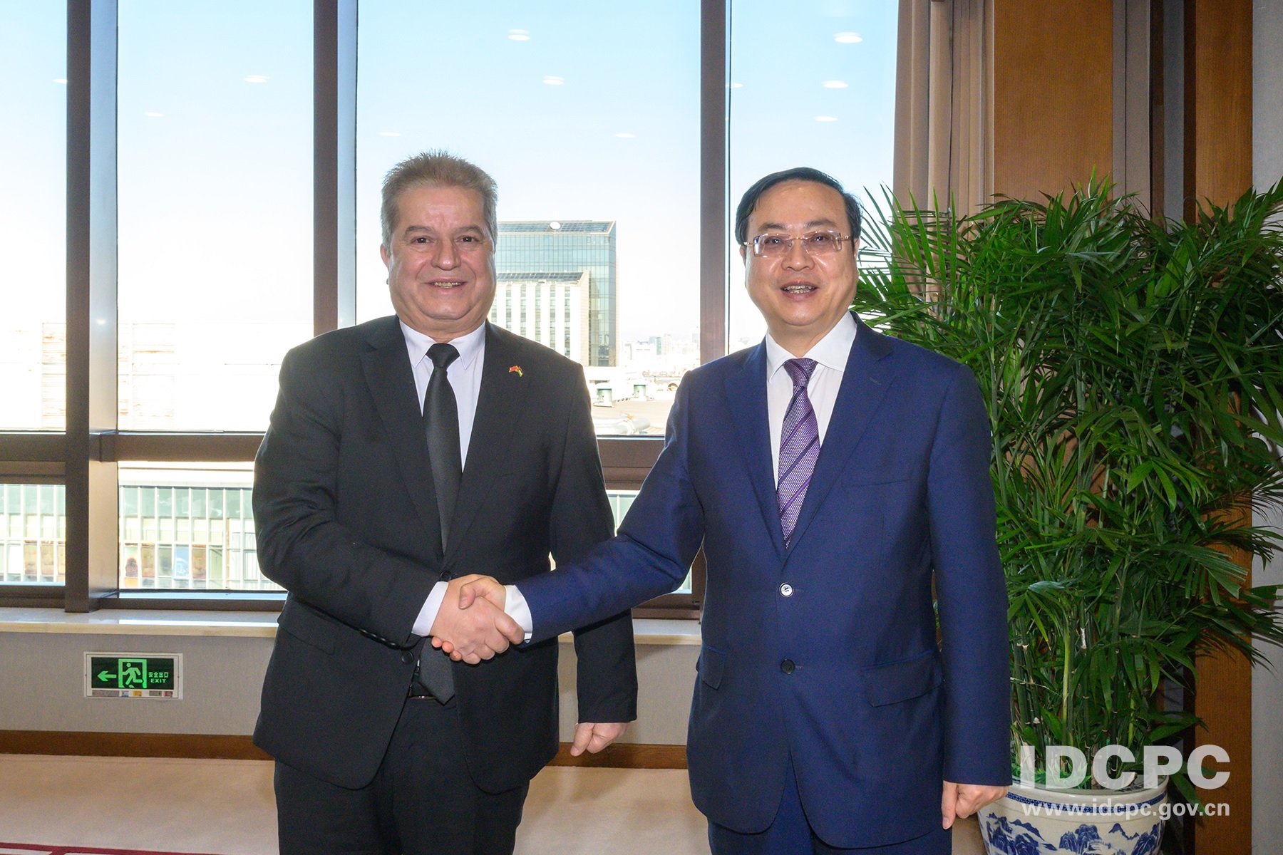 سفير فلسطين في الصين جواد عواد يبحث مع مسؤول في الحزب الشيوعي الصيني آخر المستجدات