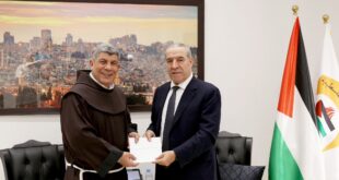 حسين الشيخ يتسلم دعوة لحضور احتفالات أعياد الميلاد المجيدة بالمهد