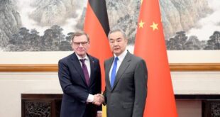 وزير الخارجية الصيني يدعو الصين وألمانيا إلى تحمل مسؤولياتهما كدولتين كبيرتين من أجل إطار سياسي ثنائي أكثر استقرارا