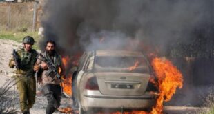 مستوطنون يحرقون مركبة وجرار زراعي ويهاجمون منازل المواطنين جنوب الخليل