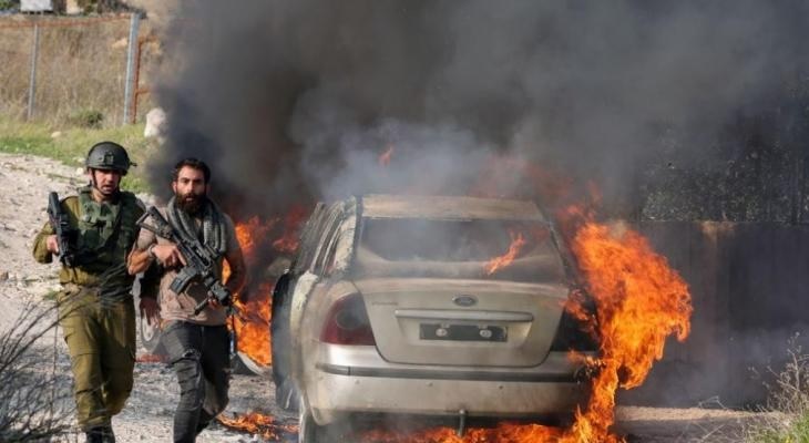 مستوطنون يحرقون مركبة وجرار زراعي ويهاجمون منازل المواطنين جنوب الخليل