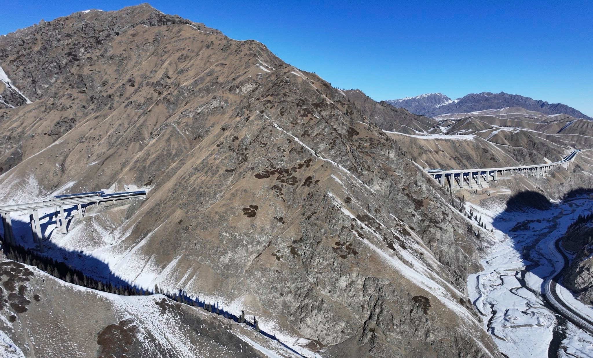 الصين : افتتاح أطول نفق لطريق سريع في العالم أمام حركة المرور في شينجيانغ