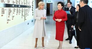 الصين : بنغ لي يوان وسيدة فرنسا الأولى تزوران مسرح بكين للفنون الشعبية