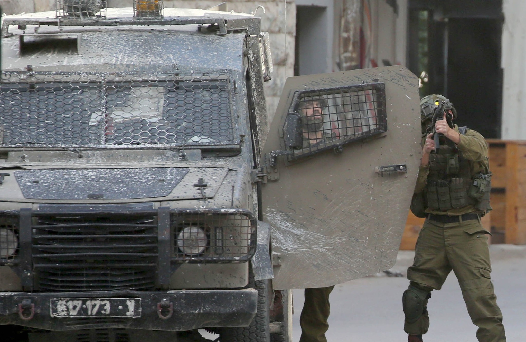 قوات الاحتلال تقتحم قلقيلية وتفرض حصارا على حي كفر سابا