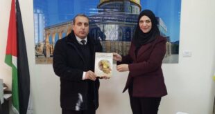 مدير عام أوقاف الخليل يستقبل الدكتورة سارة الشماس ويشيد بإنجازها العلمي