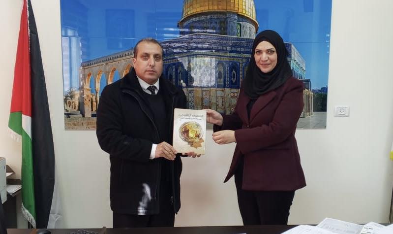 مدير عام أوقاف الخليل يستقبل الدكتورة سارة الشماس ويشيد بإنجازها العلمي