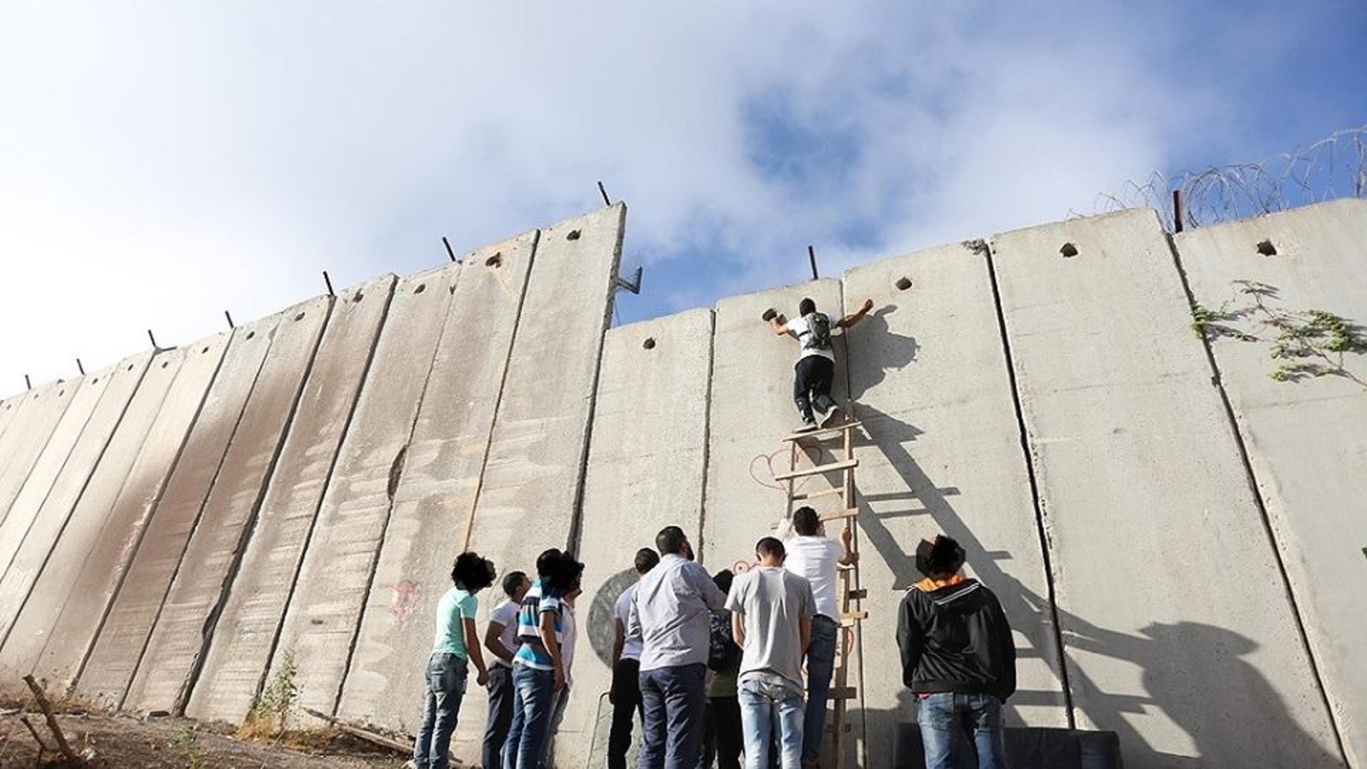 إصابة عاملين فلسطينيين بالرصاص بالقرب من الجدار في الرام