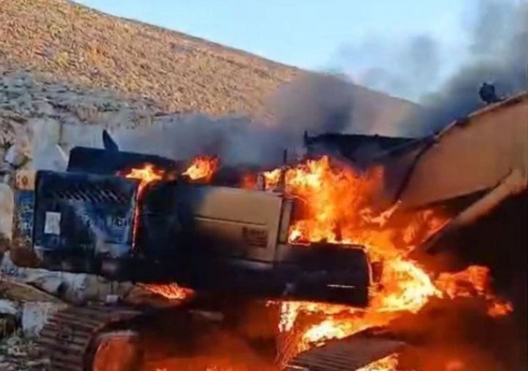 مستعمرون يحرقون جرافة "باجر" في أحد محاجر بيت فجار
