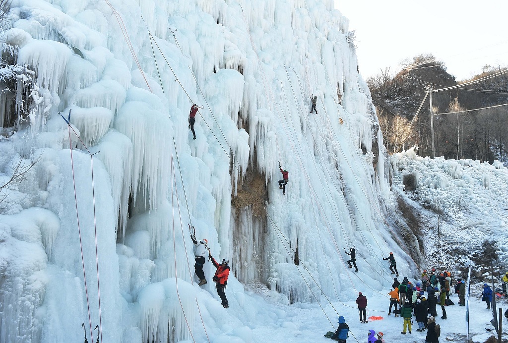 الصين : افتتاح ثلاث قواعد لتسلق الجليد في جبل يويدو ببكين
