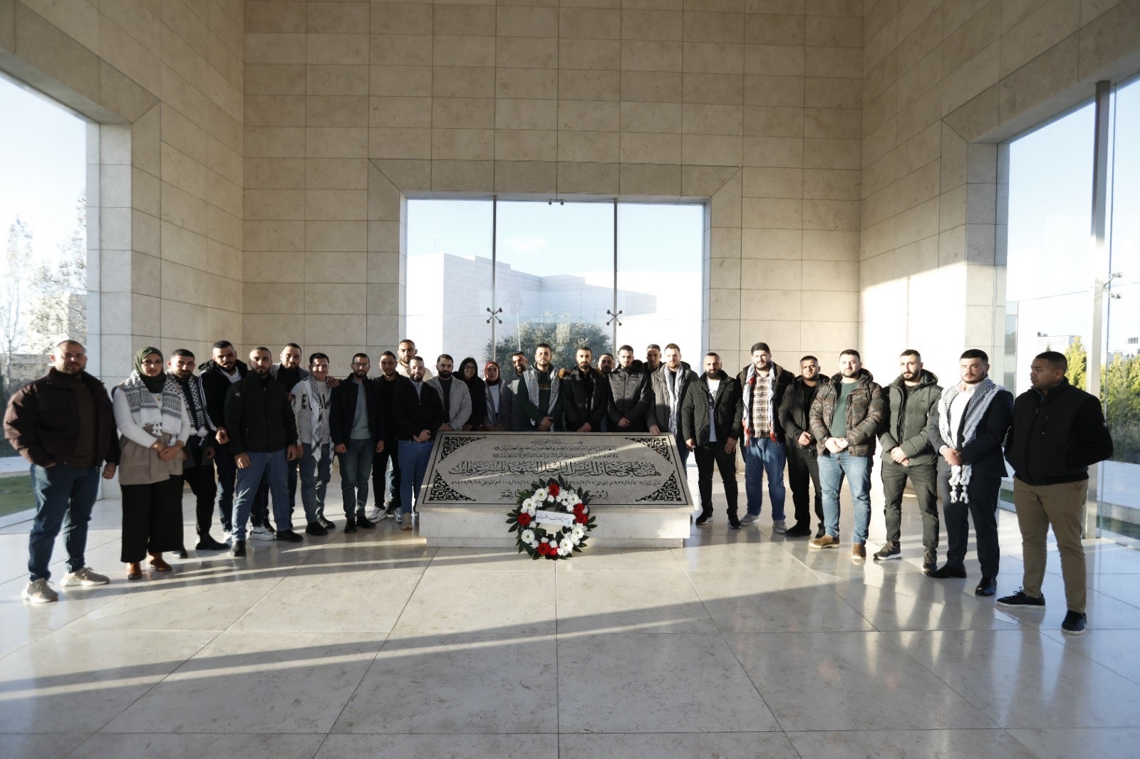 وفد من الشبيبة الفتحاوية يضع إكليلا من الزهور على ضريح الشهيد ياسر عرفات في ذكرى انطلاقة الثورة