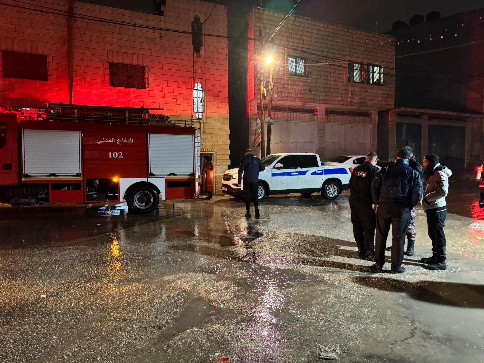 تدخل عاجل للشرطة والدفاع المدني لإنقاذ عائلة حاصرتها مياه الأمطار في يطا بالخليل