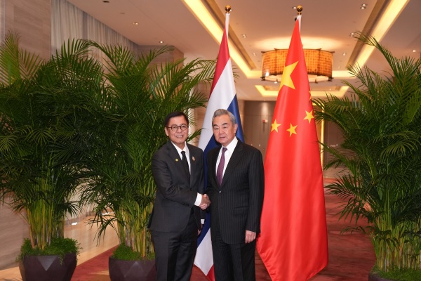 وزير الخارجية : الصين ستواصل بذل الجهود لإعادة بناء السلام بين تايلاند وكمبوديا