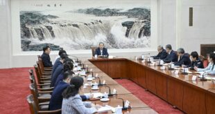 تشاو له جي يعقد ندوة مع نواب المجلس الوطني لنواب الشعب الصيني المشاركين في الجلسة الحالية للجنة الدائمة للمجلس