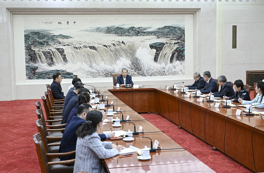 تشاو له جي يعقد ندوة مع نواب المجلس الوطني لنواب الشعب الصيني المشاركين في الجلسة الحالية للجنة الدائمة للمجلس