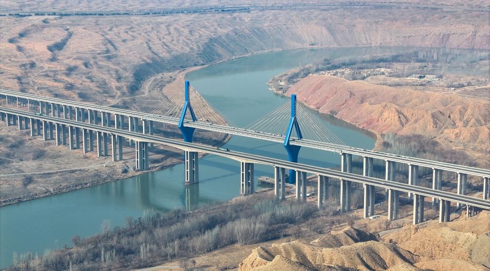 بدء تشغيل جسر هيشانشيا الضخم الممتد على النهر الأصفر في شمال غربي الصين