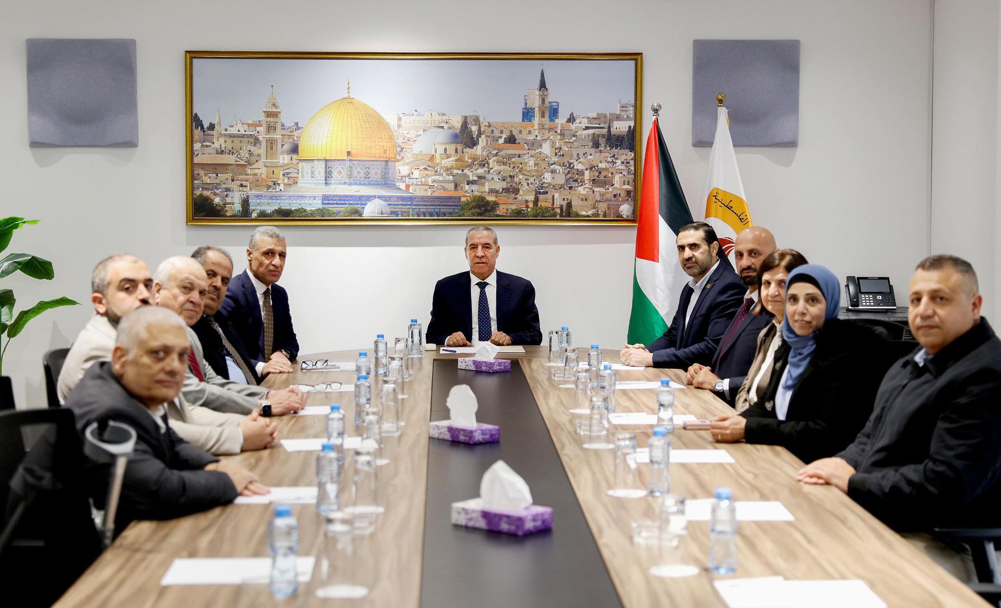 حسين الشيخ يستقبل رئيس بلدية البيرة