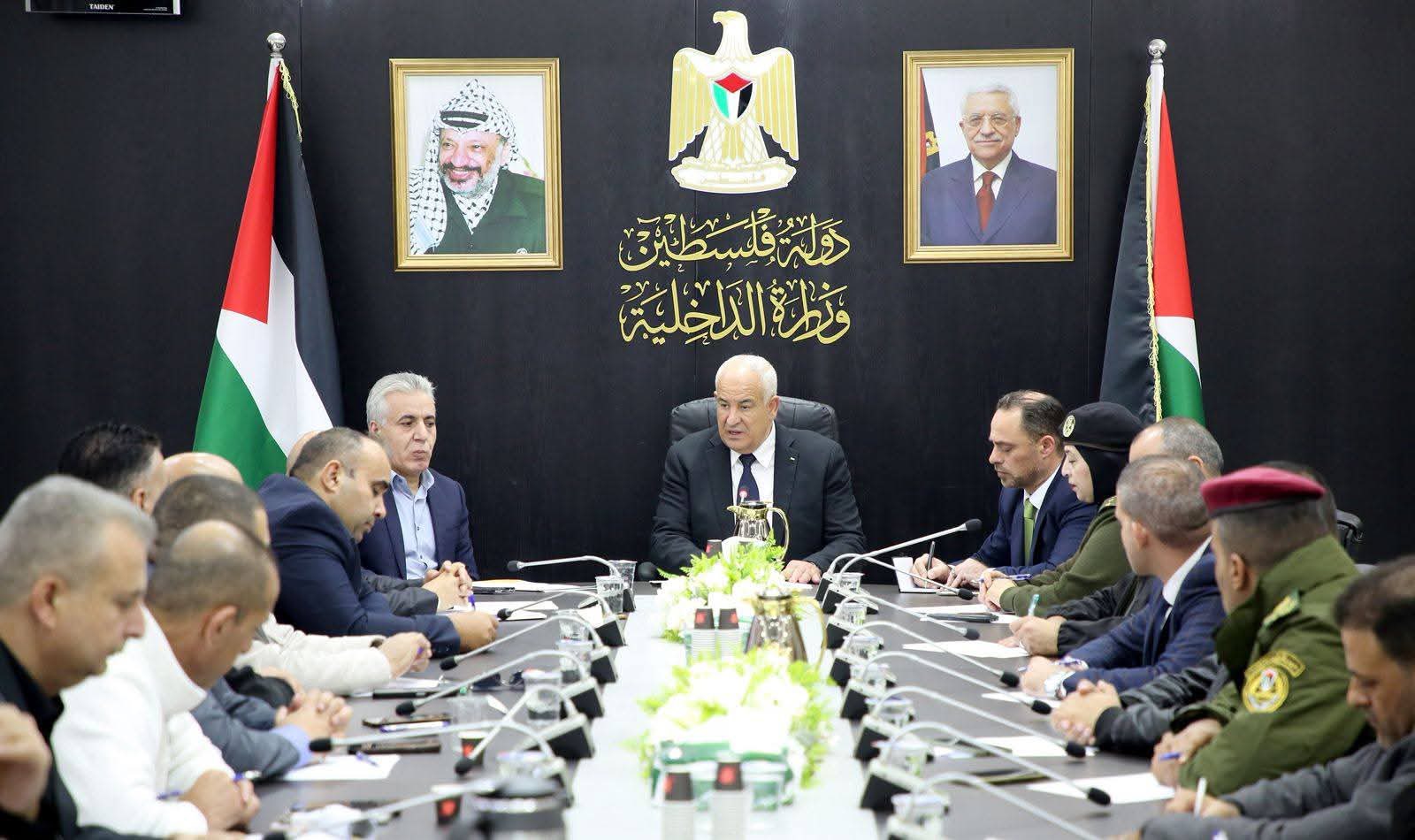 وزير الداخلية يترأس اجتماع فريق الأمن الاقتصادي مع اللجنة العليا للعلاقات العامة والإعلام في المؤسسة الأمنية