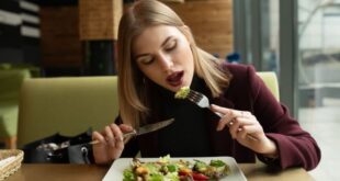 كيف يخفف تناول الطعام ببطء من القلق والتوتر