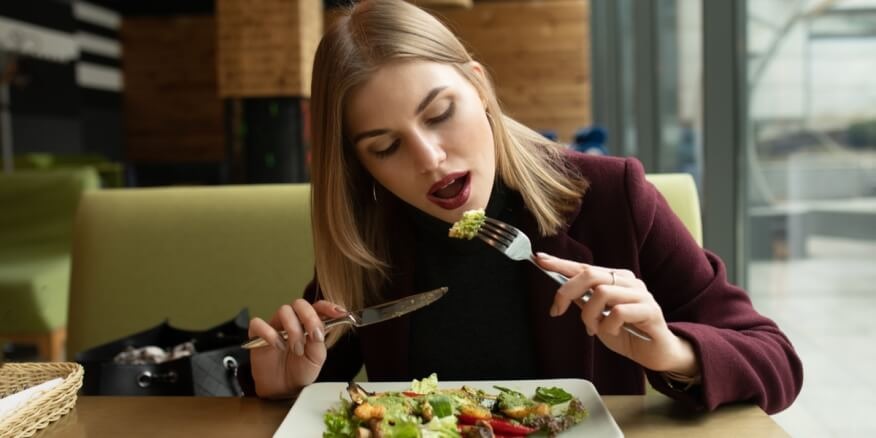 كيف يخفف تناول الطعام ببطء من القلق والتوتر