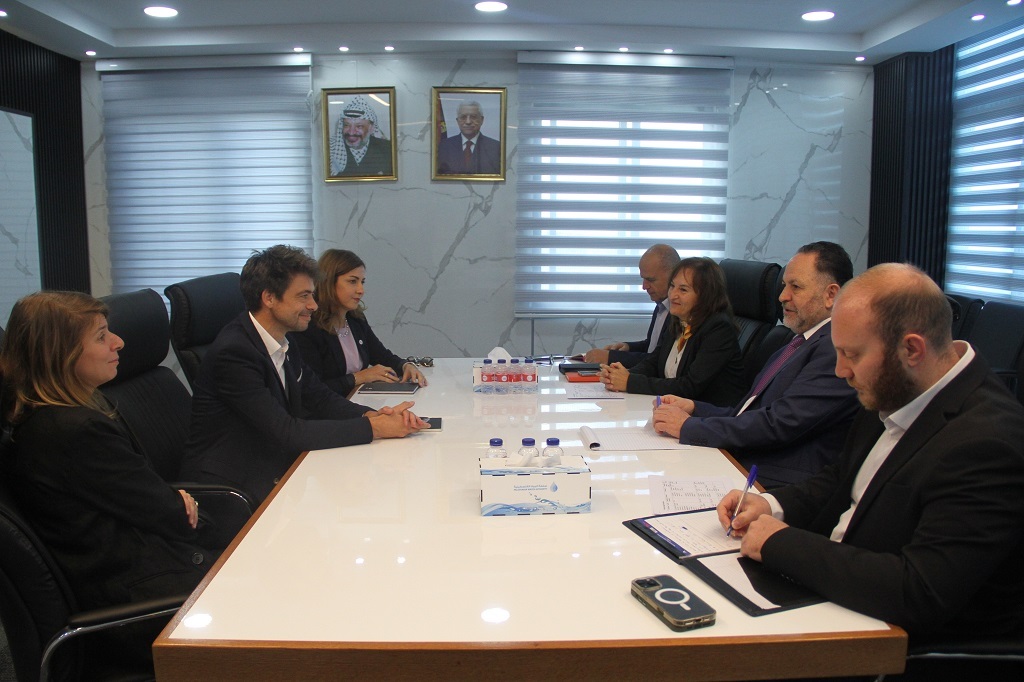 رئيس سلطة المياه يبحث مع مدير الصليب الأحمر تعزيز التعاون المائي والإغاثي في فلسطين